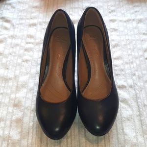 Clarks Adriel Viola black heels size 7.5
